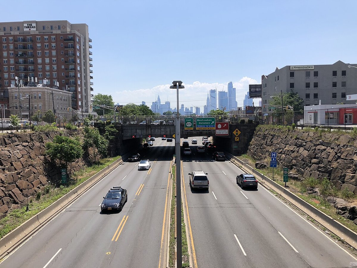 Palisade Avenue, NJ - File:2021-06-06 11 27 03 View east along New Jersey State Route 495  (Lincoln Tu